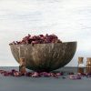 kokosnoot schaal gevuld met Indian rose